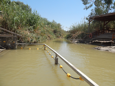 Baptême dans le fleuve Jourdain