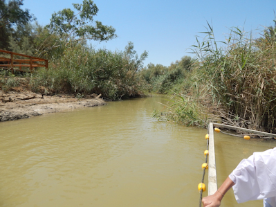 Baptême dans le fleuve Jourdain à Qasr al-Yahoud